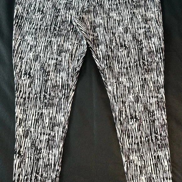 Slim Factor by Investments Black and White Vertical Abstract Patterned Leggings - Picture 1 of 4